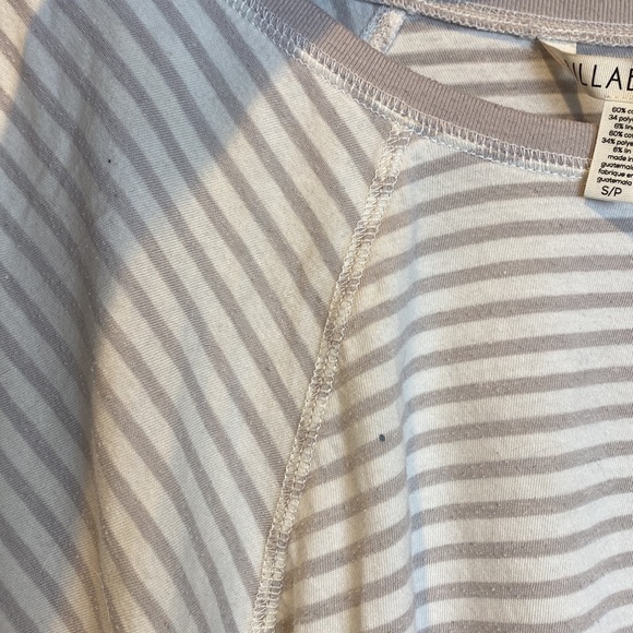 Billabong size SM/Petite taupe and white striped open neck long sleeve - Picture 3 of 3